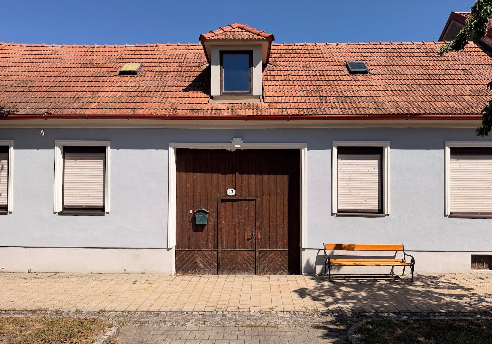 Grundstück (gesamt 1.112m²) mit renovierungsbedürftigem Bauernhaus in bester Lage am größten Dorfanger Europas